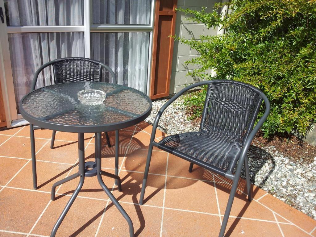 Poundstretcher discount bistro set